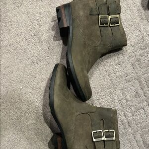 Sorel Olive Green leather zip up ankle Boots
